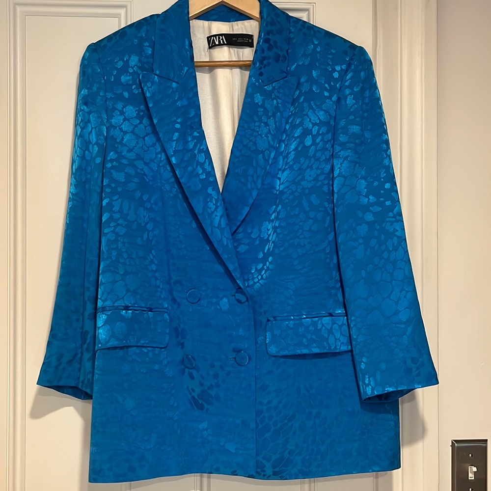 Beautiful turquoise blue double breasted blazer-size large. Never worn.